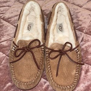 UGG BROWN
DAKOTA SLIPPER